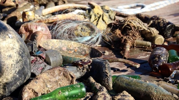 Antalya'da derin temizliğinde denizden klozet, süpürge, pantolon üzere atıklar çıktı