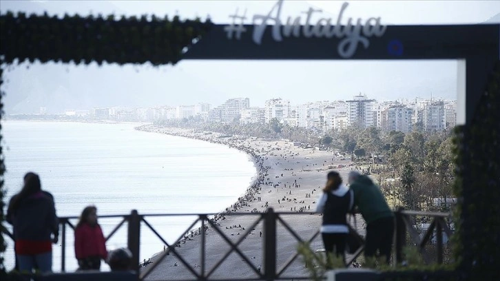 Antalya'da güneşli havayı okazyon bilenler sahillerde sıklık oluşturdu