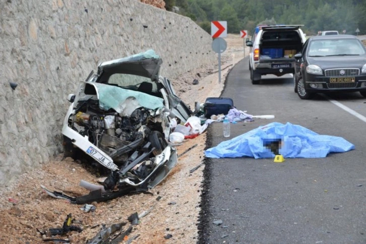 Antalya'da otomobil ve minibüs kafa kafaya çarpıştı; 1 ölü, 2 yaralı
