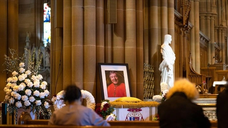 Avustralya'da cinsel taciz iddiasıyla gündeme mevrut kardinalin cenazesinde çatışma çıktı