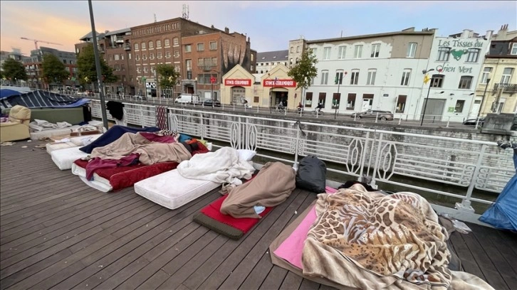 Belçika devleti, mültecileri sokağa ayrılma etmesi dolayısıyla kabahatli bulundu