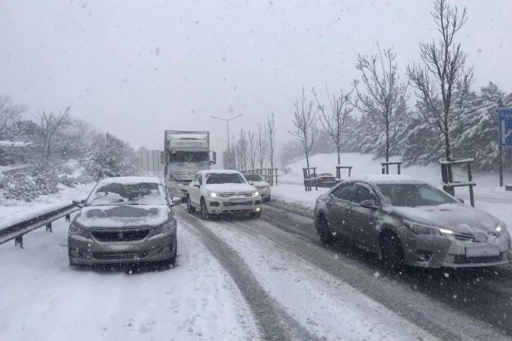 Beykoz'da kar yağışı...Sürücüler zor anlar yaşadı