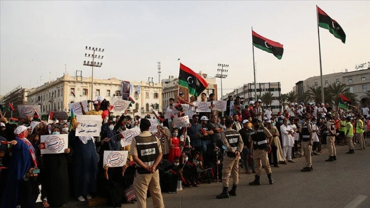 Binlerce Libyalı, Temsilciler Meclisi'nin güvenoyunu kararını hükûmet merkezi Trablus’ta protesto etti