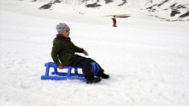 Bitlis'te mihman edilen depremzedeler ski yaptı