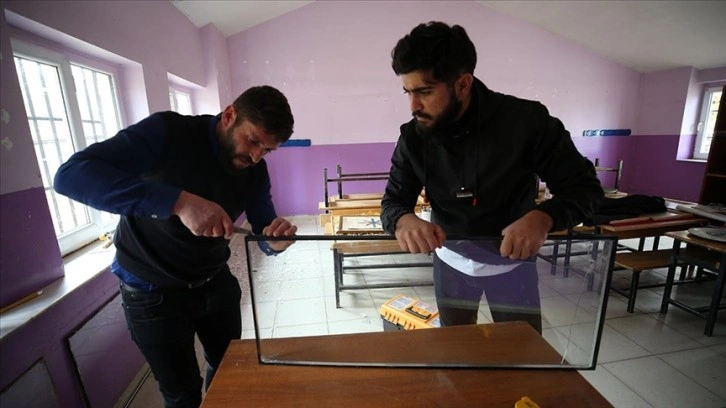 Bitlis'te üniversite öğrencileri açıklık tatilde köy okulunu onardı