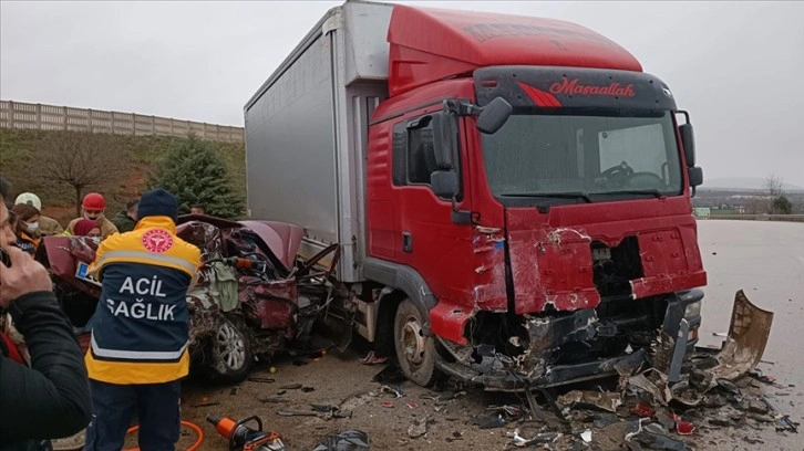Bursa'da kamyona çarpan otomobildeki 5 isim öldü