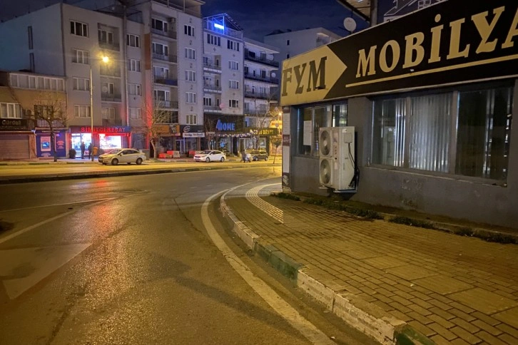 Bursa'da kontrolden çıkan servis minibüsü mobilyacıya girdi