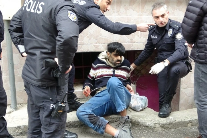 Bursa’da polise bıçakla saldıran şahıs, ayağından vurularak etkisiz hâle getirildi
