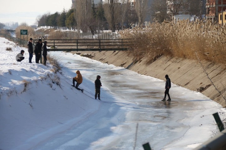 Buz tutan sulama kanalında evlatların tehlikeli oyunu
