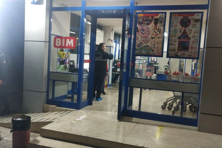 Cerrahi maskeli silahlı soyguncu marketten 2 bin 500 lira çaldı