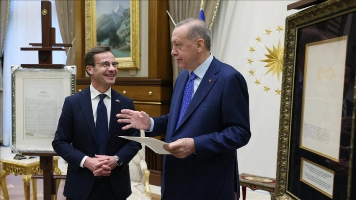Cumhurbaşkanı Erdoğan ve İsveç Başbakanı Kristersson ortada manalı bağış takdimi