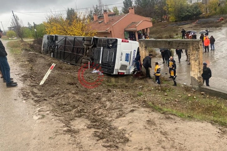 Diyarbakır’da yolcu otobüsü devrildi: 3’ü ağır 33 yaralı