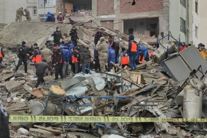 Elazığ'da 'Çöken bina altında 2 polis kaldı' iddiası
