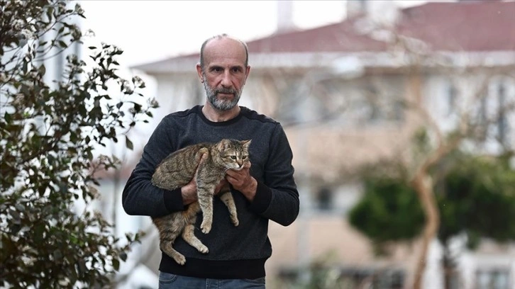 Emekli madenci deprem dalında şahısların ve kedilerin yaşamına dokundu