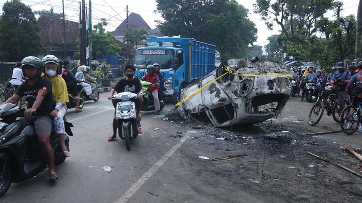 Endonezya'da ayak topu maçında çıkan izdihamda 129 ad öldü