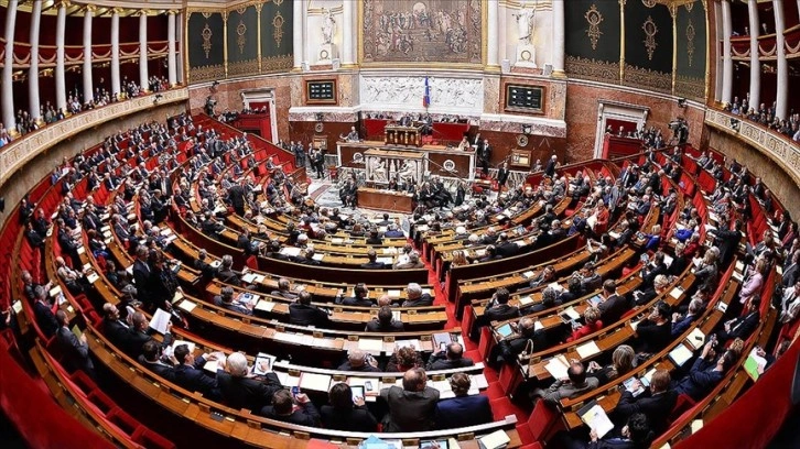 Fransa’da mecliste kesinlikle çoğunluğu kaybeden hükümetin “meşruiyeti” tartışılıyor