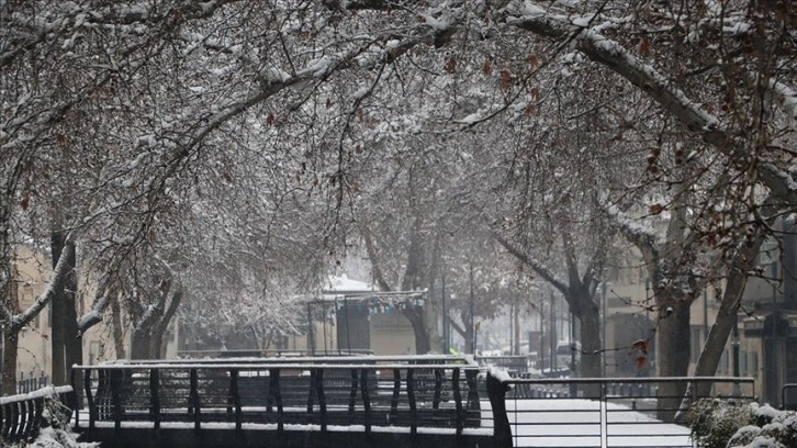 Gaziantep ve yer illerinde kar yağışı tesirini sürdürüyor
