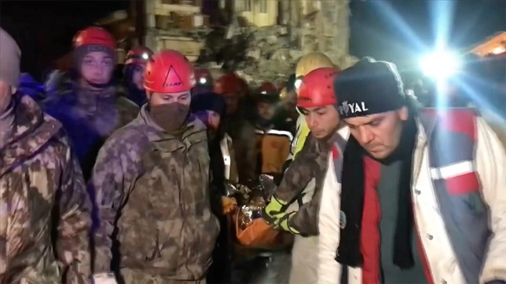 Gaziantep'te aylı avrat 115 sayaç sonraları enkazdan kurtarıldı