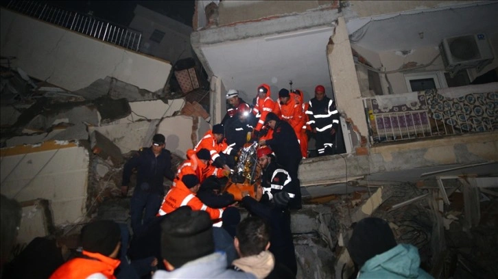 Hatay'da yıkılan binaların enkazından 1'i bebek 4 ad kurtarıldı