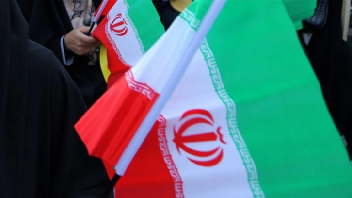 İran'da gözaltına tahsil edilen canlı kadının ölmesi karşı başlamış olan gösteriler sürüyor