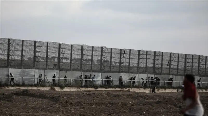 İsrail ordusu Gazze sınırına yeni bariyer inşa ediyor