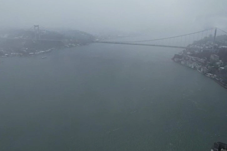 İstanbul Boğazı’nda kar ve sis böyle görüntülendi