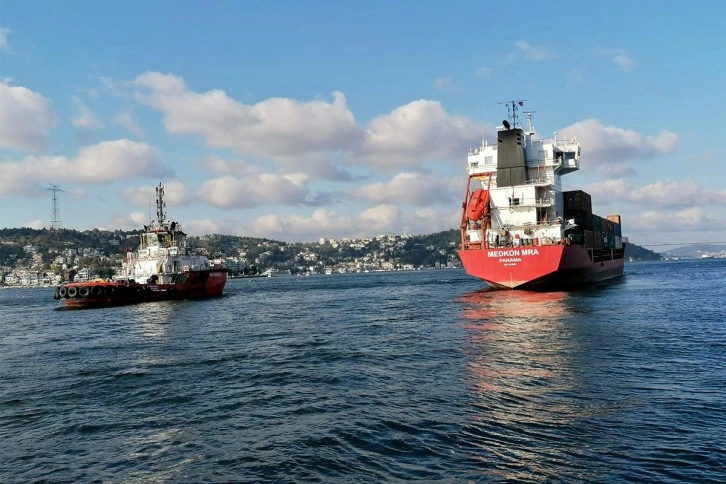 İstanbul Boğazı'nda kargo gemisi sürüklendi