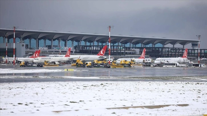 İstanbul ve Sabiha Gökçen havalimanlarında 127 THY uçağına buzlanmayı engelleyici prosedür yapıldı