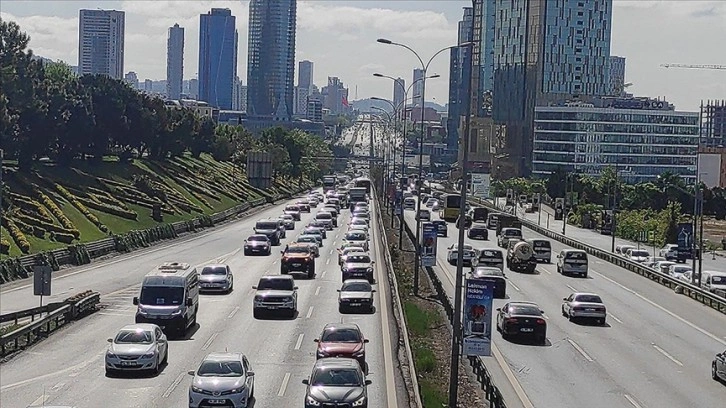 İstanbul'da haftanın önce haset trafik yoğunluğu görülüyor