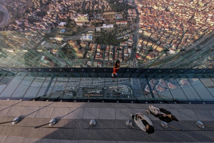 İstanbul’da metrelerce yükseklikteki cam zemin üzerinde adrenalin dolu yürüyüş