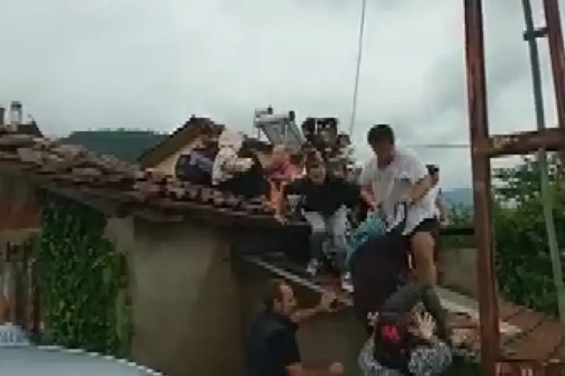 İşte selde vatandaşların çatıya çıkarak kurtulduğu anlar