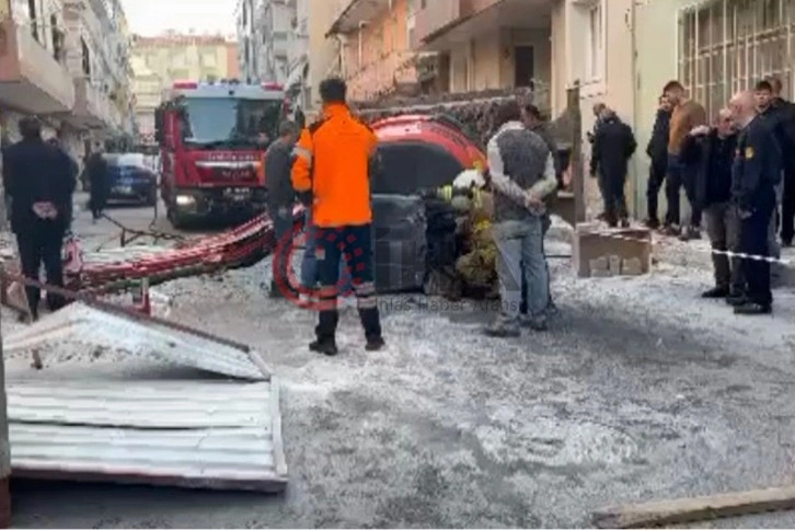 İzmir’de faciadan dönüldü: Yıkım sırasında iş makinesi 3. kattan düştü