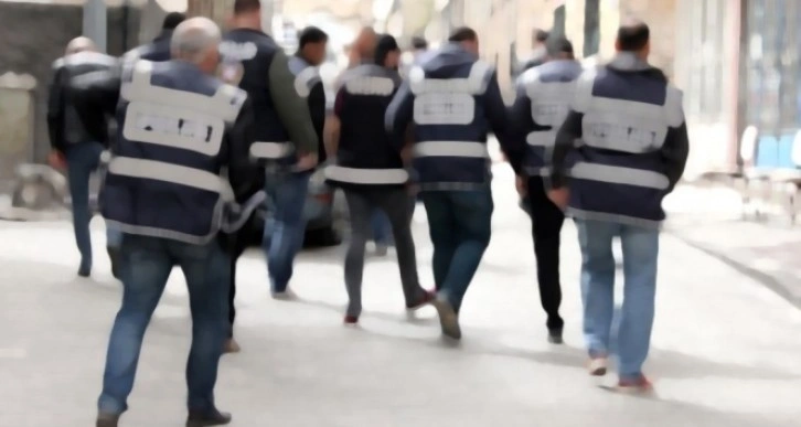 İzmir'de FETÖ operasyonu: Subaylarında bulunduğu 76 şüpheli yakalandı