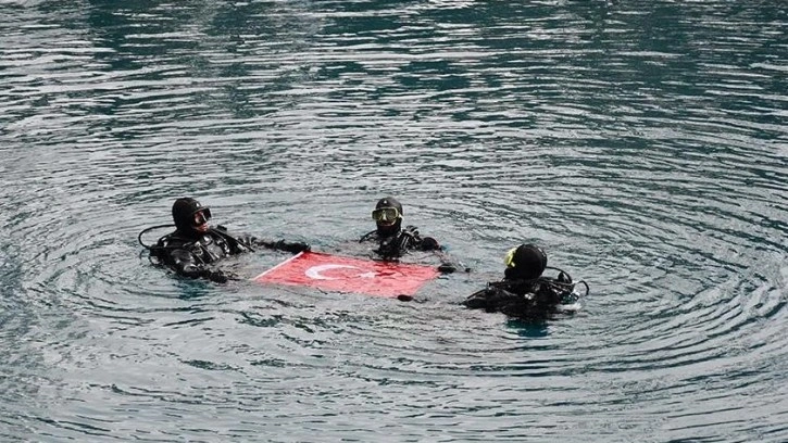 Kahramanmaraşlı itfaiyeciler, Çanakkale şehitlerini su altında Türk bayrağı açarak andılar