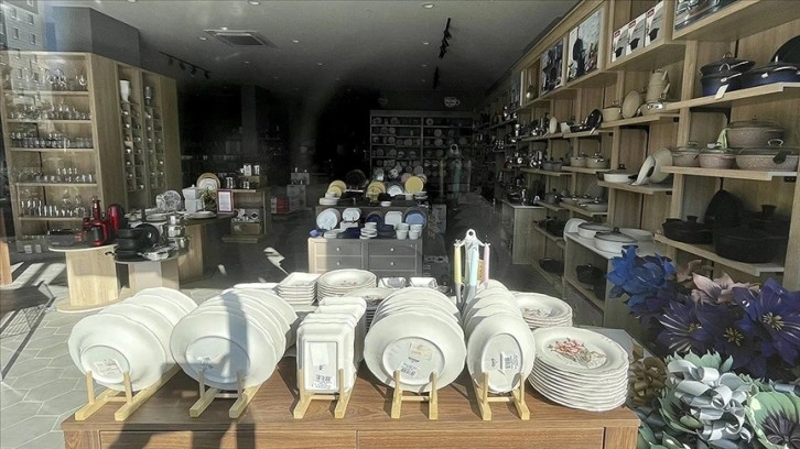 Kahramanmaraş'ta dü depremde de ürünleri katı küsurat züccaciye mağazası baştan açıldı