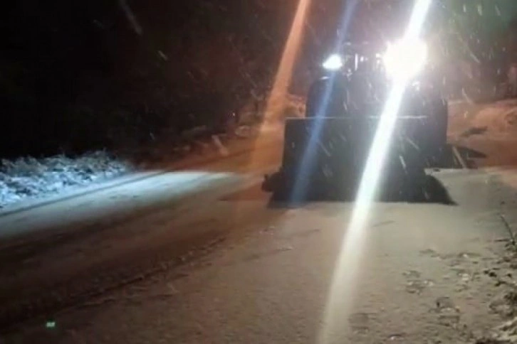 Karda yolda kalan yolcu minibüsü kurtarıldı