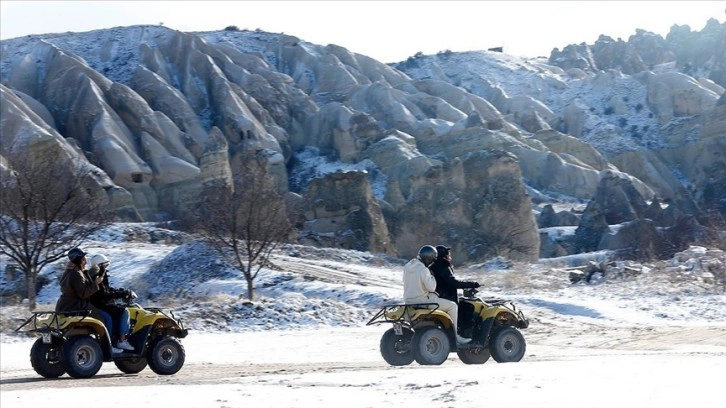 Karla kaplanan Kapadokya turistlerin merakını topladı