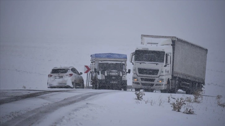 Kars-Göle yağız yolunda kar yağışı, sürücülere çetince anlamış olur yaşattı