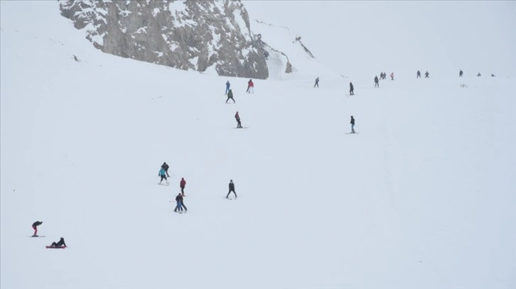 Kayak merkezlerinde en aşkın kar kalınlığı Hakkari'de ölçüldü