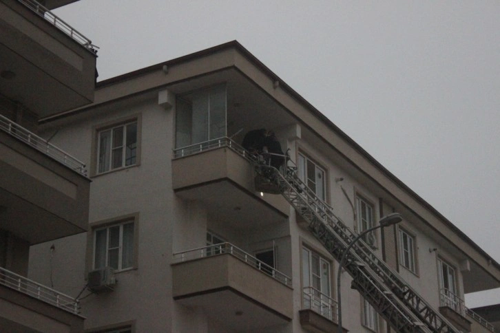 Kilis’te korkutan yangında 15 kişi itfaiye tarafından kurtarıldı
