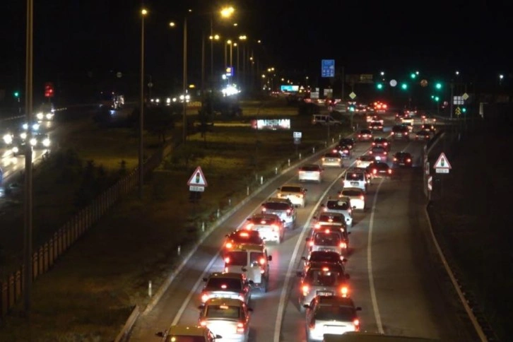 'Kilit kavşak' Kırıkkale'de trafik yoğunluğu: Tatilcilerin dönüş yolculuğu sürüyor