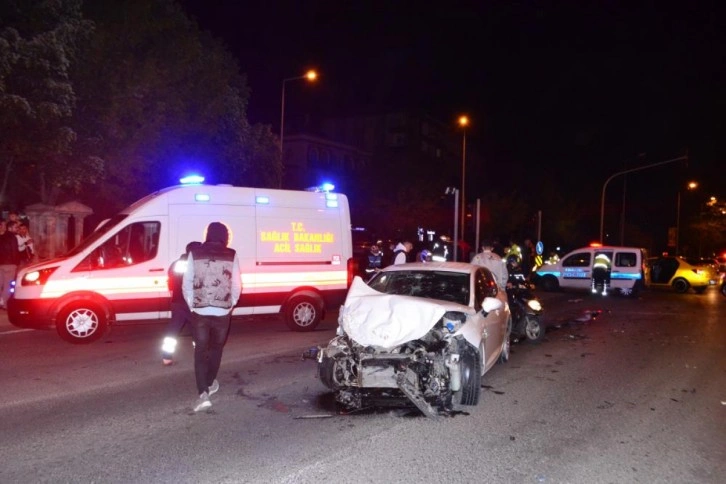 Kırmızı ışık ihlali yapan alkollü sürücü minibüsle çarpıştı: 3 yaralı