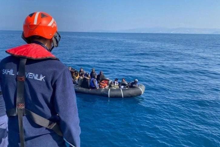 Kuşadası açıklarında 53 düzensiz göçmen kurtarıldı