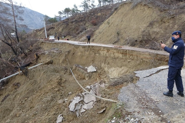 Manavgat’ta aşırı yağış heyelana sebep oldu, karayolu çöktü