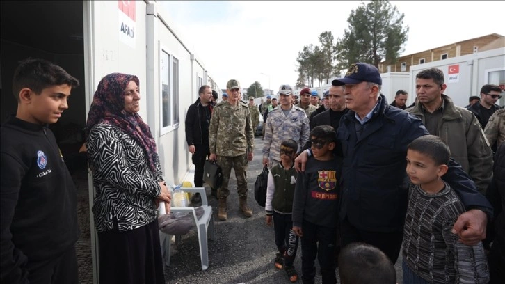 Milli Savunma Bakanı Akar konteyner şehirde depremzedelerle ortak araya geldi