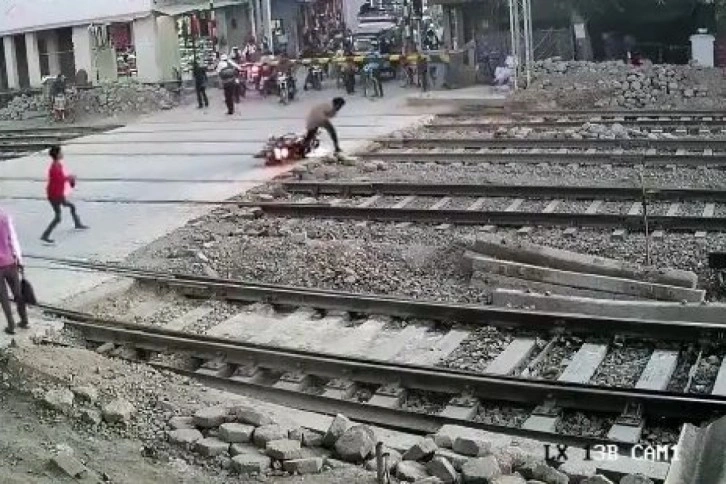 Motosikletli sürücü, trenin altında kalmaktan sonuç anda kurtuldu
