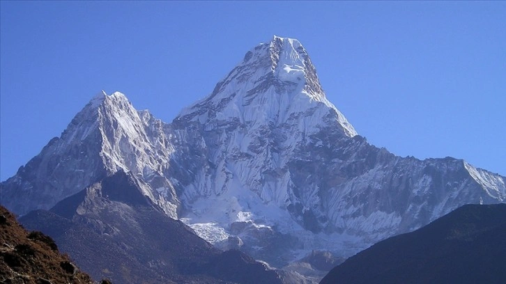 Nepalli dağcı 26. kere Everest’e tırmanarak namına ilgili rekoru kırdı