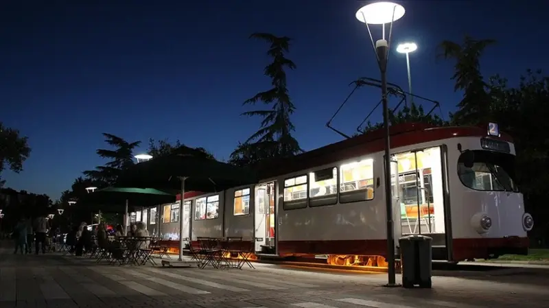 'Nostaljik Tramvay Kafe' müşterilerini zamanda yolculuğa çıkarıyor