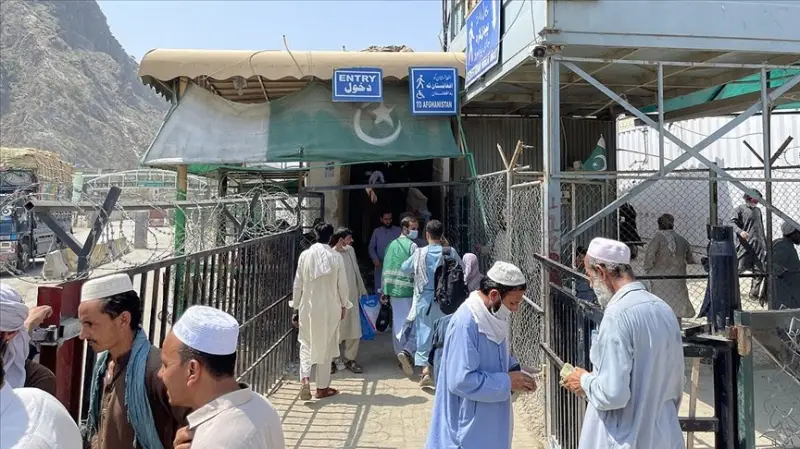 Pakistan'a gitmek isteyen Afganların sınırdaki bekleyişi sürüyor