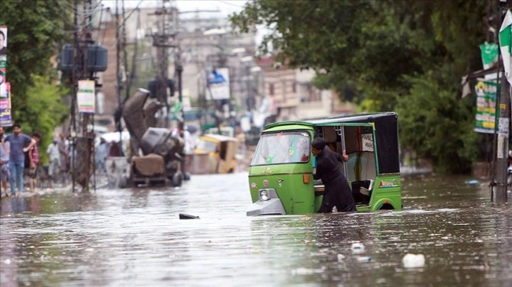 Pakistan'da şiddetli yağışlar dolayısıyla ölenlerin sayısı 43'e yükseldi